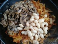 Фото приготовления рецепта: Капуста, тушенная с грибами и фасолью - шаг №10