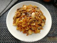 Фото приготовления рецепта: Капуста, тушенная с грибами и фасолью - шаг №12