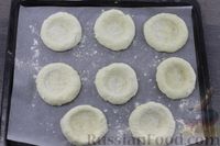 Фото приготовления рецепта: Творожные мини-пиццы с колбасой и маринованными огурцами - шаг №7