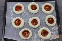 Фото приготовления рецепта: Творожные мини-пиццы с колбасой и маринованными огурцами - шаг №8