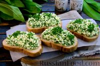 Фото к рецепту: Бутерброды с творогом, яйцами и зеленью