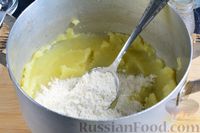 Фото приготовления рецепта: Картофельные зразы с яйцом и зелёным луком - шаг №5