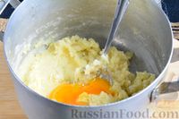 Фото приготовления рецепта: Картофельные зразы с яйцом и зелёным луком - шаг №4