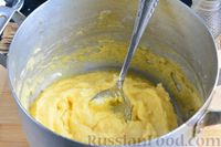 Фото приготовления рецепта: Картофельные зразы с яйцом и зелёным луком - шаг №6