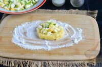 Фото приготовления рецепта: Картофельные зразы с яйцом и зелёным луком - шаг №9