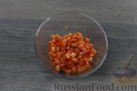 Фото приготовления рецепта: Салат с помидорами, кукурузой и сыром - шаг №3
