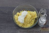 Фото приготовления рецепта: Салат с помидорами, кукурузой и сыром - шаг №6