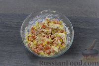 Фото приготовления рецепта: Салат с помидорами, кукурузой и сыром - шаг №7