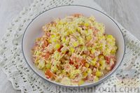 Фото приготовления рецепта: Салат с помидорами, кукурузой и сыром - шаг №8