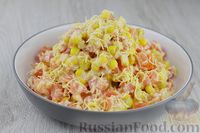 Фото приготовления рецепта: Салат с помидорами, кукурузой и сыром - шаг №9