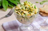 Фото к рецепту: Салат с черемшой, огурцами, зелёным горошком и яичными блинчиками