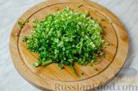 Фото приготовления рецепта: Салат с черемшой, огурцами, зелёным горошком и яичными блинчиками - шаг №5