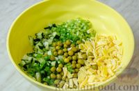Фото приготовления рецепта: Салат с черемшой, огурцами, зелёным горошком и яичными блинчиками - шаг №8