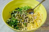 Фото приготовления рецепта: Салат с черемшой, огурцами, зелёным горошком и яичными блинчиками - шаг №9