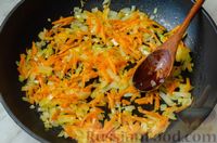 Фото приготовления рецепта: Рис с колбасой и овощами (на сковороде) - шаг №4