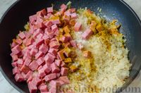 Фото приготовления рецепта: Рис с колбасой и овощами (на сковороде) - шаг №6