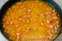 Фото приготовления рецепта: Рис с колбасой и овощами (на сковороде) - шаг №7