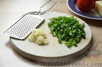 Фото приготовления рецепта: Салат с помидорами, сыром, зелёным луком и сухариками - шаг №2
