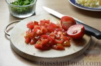 Фото приготовления рецепта: Салат с помидорами, сыром, зелёным луком и сухариками - шаг №3