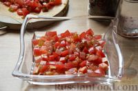 Фото приготовления рецепта: Салат с помидорами, сыром, зелёным луком и сухариками - шаг №4