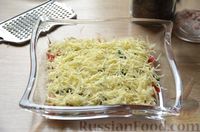 Фото приготовления рецепта: Салат с помидорами, сыром, зелёным луком и сухариками - шаг №7