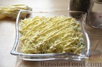 Фото приготовления рецепта: Салат с помидорами, сыром, зелёным луком и сухариками - шаг №8