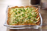 Фото приготовления рецепта: Салат с помидорами, сыром, зелёным луком и сухариками - шаг №10