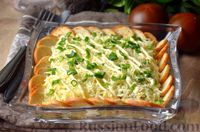 Фото приготовления рецепта: Салат с помидорами, сыром, зелёным луком и сухариками - шаг №12