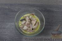Фото приготовления рецепта: Солёная селёдка в горчичном соусе - шаг №6