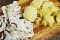 Фото приготовления рецепта: Тушёная картошка с тефтелями и грибами - шаг №4