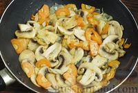 Фото приготовления рецепта: Тушёная картошка с тефтелями и грибами - шаг №6