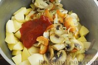 Фото приготовления рецепта: Тушёная картошка с тефтелями и грибами - шаг №9