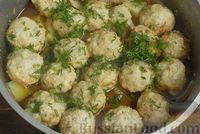 Фото приготовления рецепта: Тушёная картошка с тефтелями и грибами - шаг №12