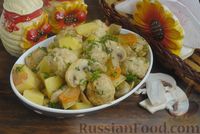 Фото приготовления рецепта: Тушёная картошка с тефтелями и грибами - шаг №14