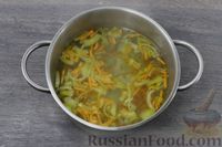 Фото приготовления рецепта: Суп с фасолью, шпинатом и фрикадельками - шаг №4