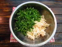 Фото приготовления рецепта: Салат из черемши и плавленого сыра - шаг №3