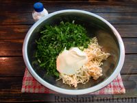 Фото приготовления рецепта: Салат из черемши и плавленого сыра - шаг №4