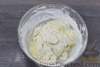 Фото приготовления рецепта: Песочное печенье "Подковки" на сметане и сливочном масле - шаг №8