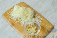 Фото приготовления рецепта: Салат с курицей, шампиньонами, сыром и пекинской капустой - шаг №6