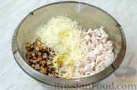 Фото приготовления рецепта: Салат с курицей, шампиньонами, сыром и пекинской капустой - шаг №8