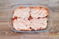 Фото приготовления рецепта: Куриные отбивные, запечённые с творогом, сыром и помидорами - шаг №5