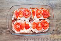 Фото приготовления рецепта: Куриные отбивные, запечённые с творогом, сыром и помидорами - шаг №6