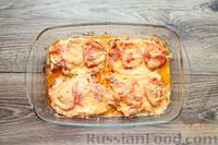 Фото приготовления рецепта: Куриные отбивные, запечённые с творогом, сыром и помидорами - шаг №8