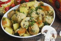 Фото к рецепту: Тушёная картошка с тефтелями и грибами