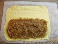 Фото приготовления рецепта: Закрытый песочный пирог с яблоками и корицей - шаг №12