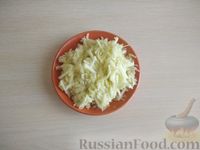 Фото приготовления рецепта: Салат из капусты с яблоком, имбирём и зеленью - шаг №3