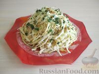 Фото приготовления рецепта: Салат из капусты с яблоком, имбирём и зеленью - шаг №9