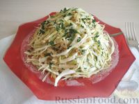 Фото приготовления рецепта: Салат из капусты с яблоком, имбирём и зеленью - шаг №10