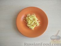 Фото приготовления рецепта: Салат из капусты с яблоком, имбирём и зеленью - шаг №4