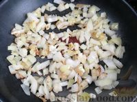 Фото приготовления рецепта: Морепродукты, тушенные в томатном соусе - шаг №2